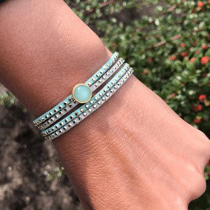 Suède wikkelarmband goud met studs en cabochon turquoise and grey