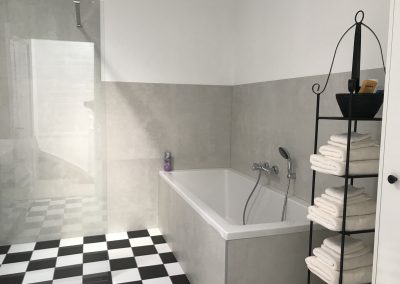 B&B Den Haag Valkenbos badkamer met ligbad