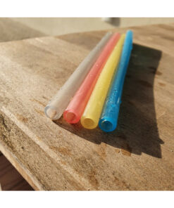 Plasticvrije herbruikbare rietjes van Fommi, 4pack met 4 kleuren op tafel