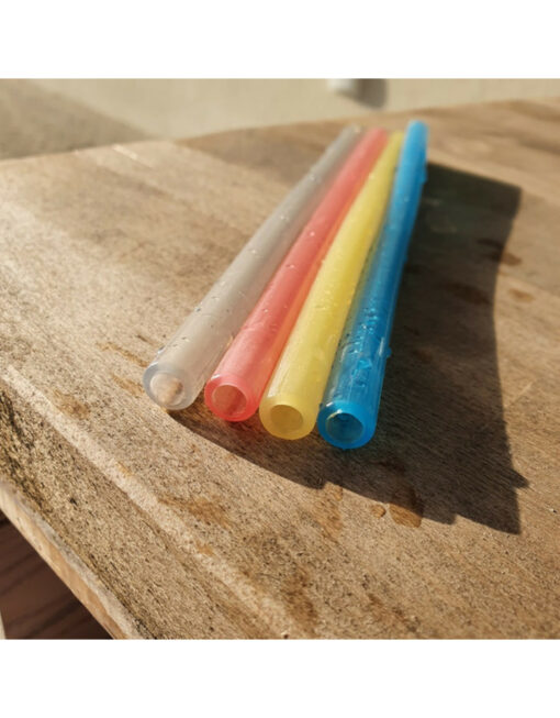 Plasticvrije herbruikbare rietjes van Fommi, 4pack met 4 kleuren op tafel