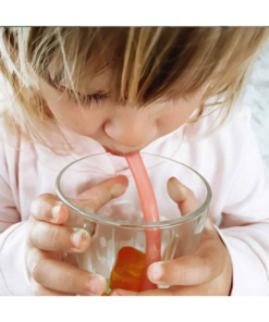 Plasticvrije herbruikbare rietjes van Fommi met drinkend kind