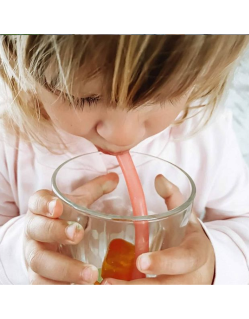 Plasticvrije herbruikbare rietjes van Fommi met drinkend kind