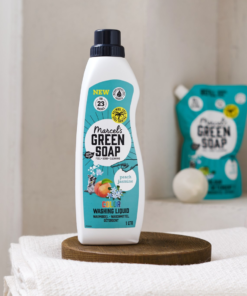 Marcel's Green Soap wasmiddel Perzik & Jasmijn sfeerfoto met navulzak