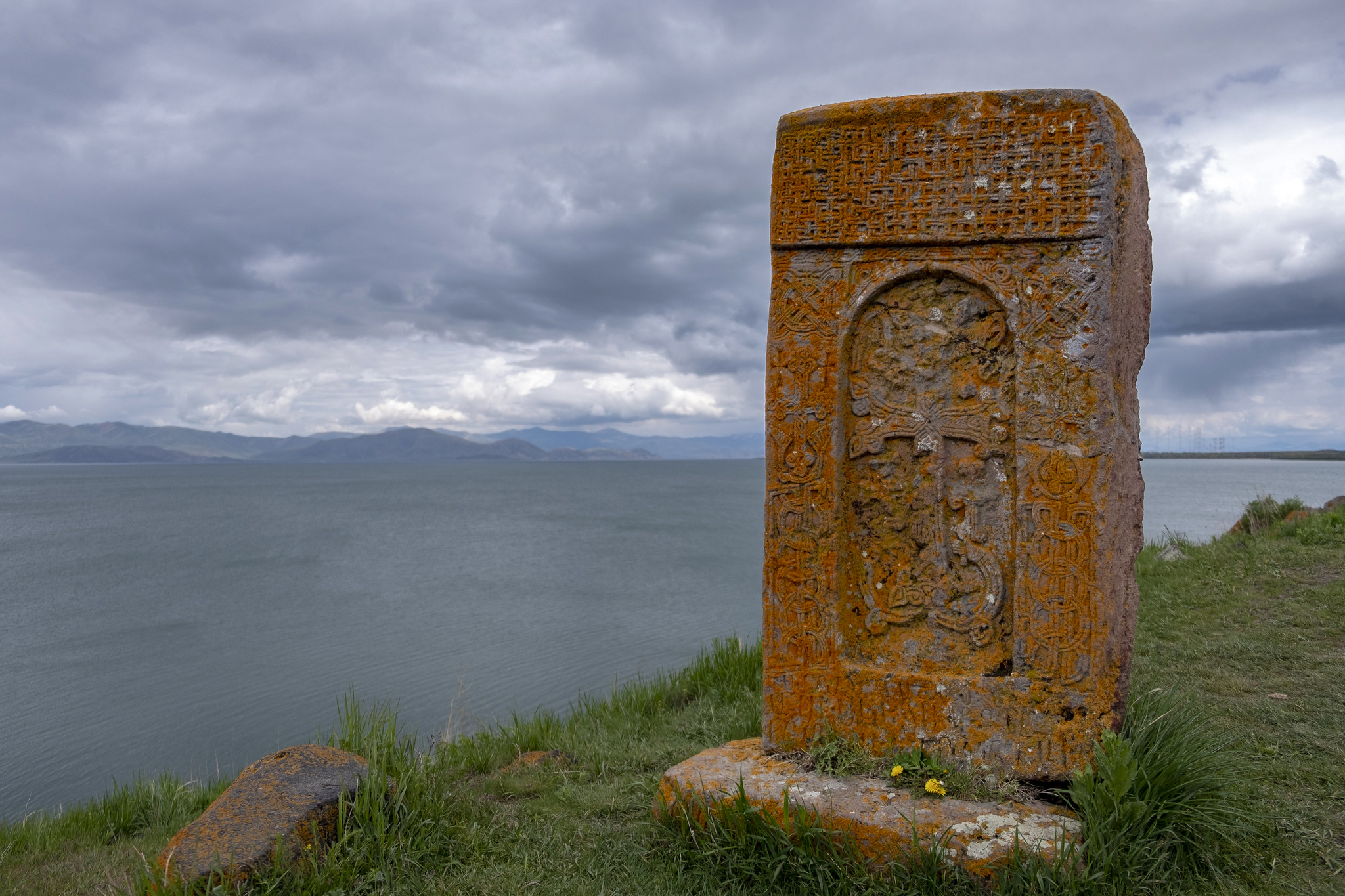 Khachkar cross stone Lake Sevan Armenia cultuur fotoreis Armenië