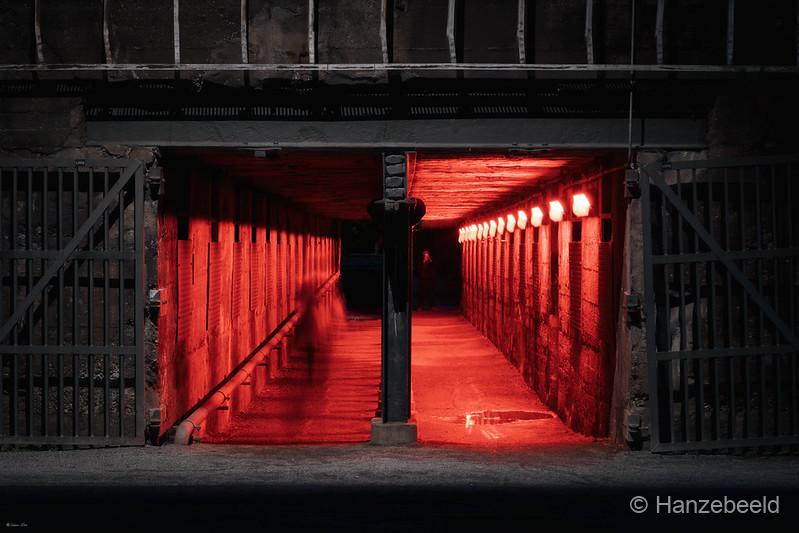 Rood verlichte industriële gang in Landschaftspark Duisburg-Nord