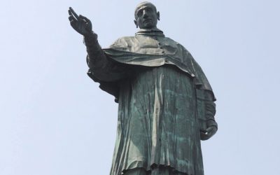 Het reusachtige standbeeld van San Carlo Borromeo