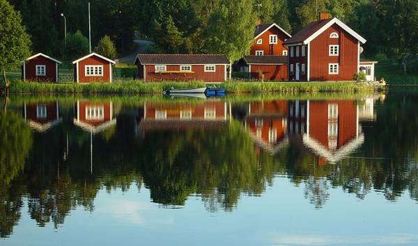 Zweedse huizen aan het water met kookverf geschilderd