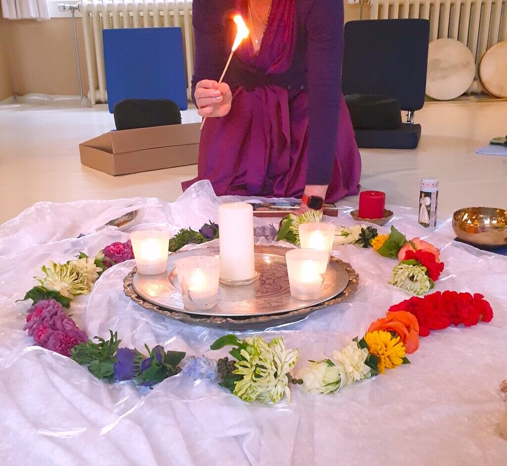 Shakti Bloemenmala Tonny Bol Ceremoniële chakra bloemenslinger retraite drum dag groepsevent meditatief bloemenaltaar kring zaal vuurritueel trainster