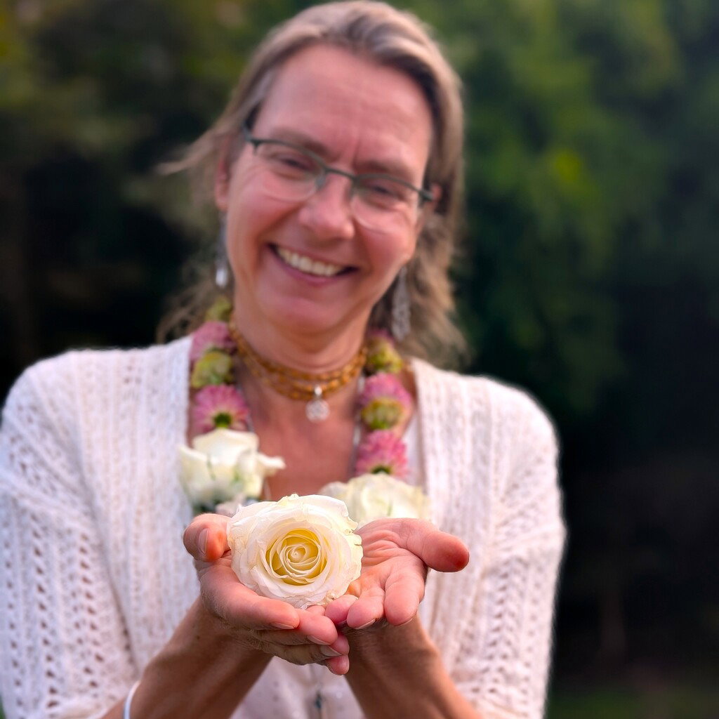 Shakti Bloemenmala Tonny Bol Tonny bloemenmala hangt om haar nek laat trosroos zien in beide handen tuin Berg en Dal regio Nijmegen