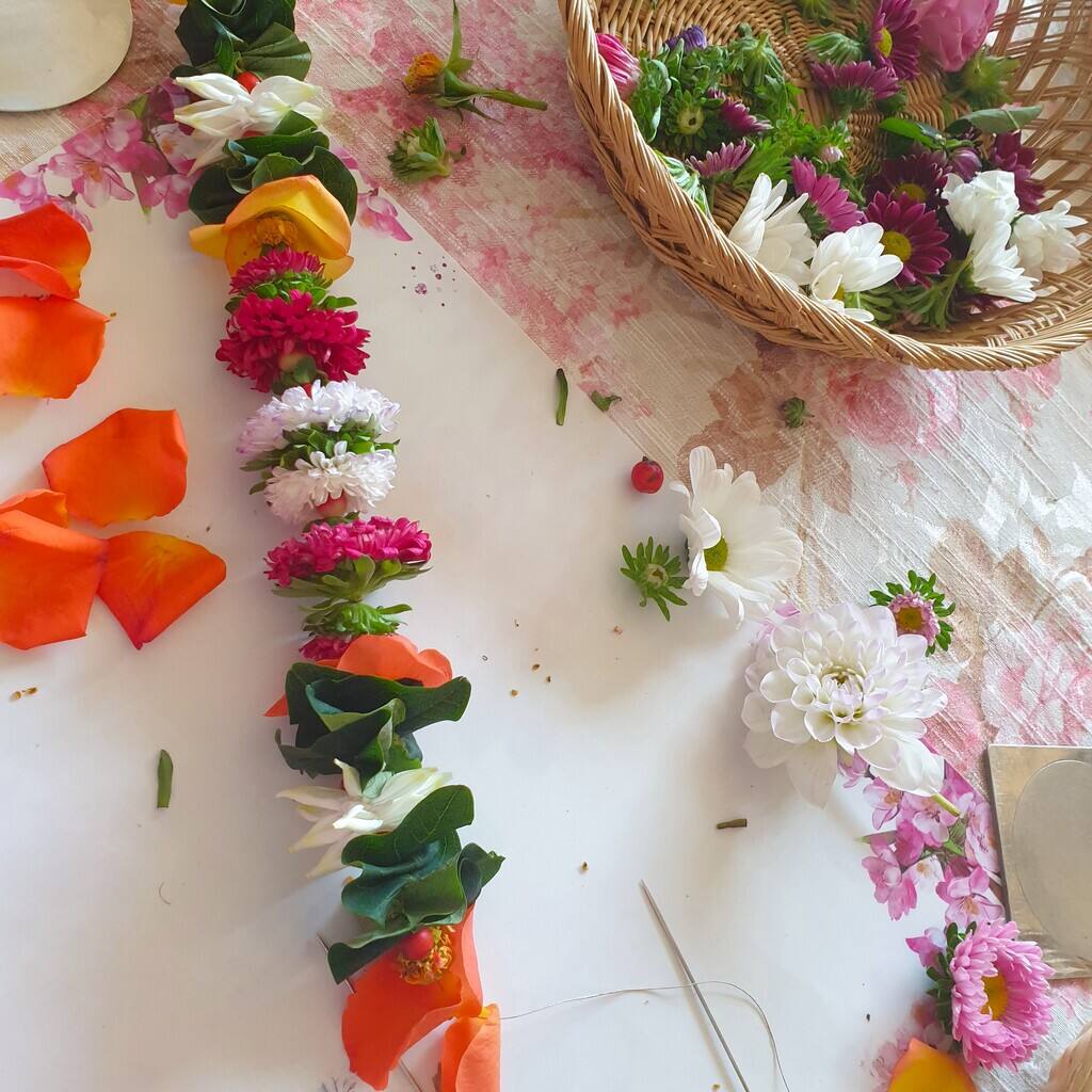 Shakti Bloemenmala Tonny Bol bloemenslinger creëren verse bloemen naald draad cursussen persoonlijk trainings traject bestellingen op maat