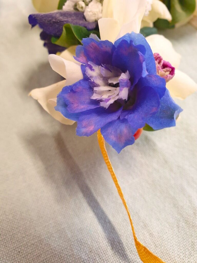 Shakti Bloemenmala Tonny Bol blauw witte rose bloemen goudkleurig lint verwerkt bloemenslinger bruidje haarversiering bestellingen op maat