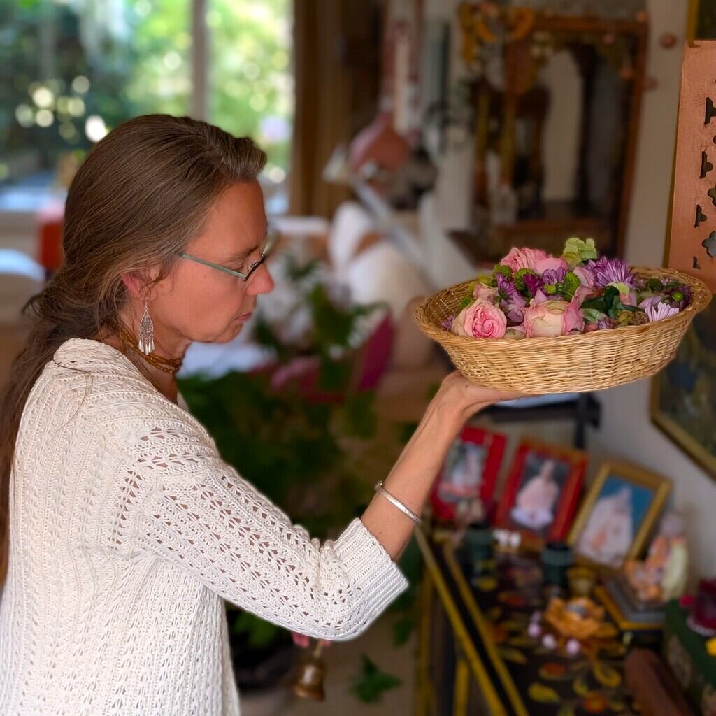 Shakti Bloemenmala Tonny Bol Tonny bloemenritueel offert bloemenslingers rieten mand Vedisch ritueel huisaltaar Berg en Dal regio Nijmegen