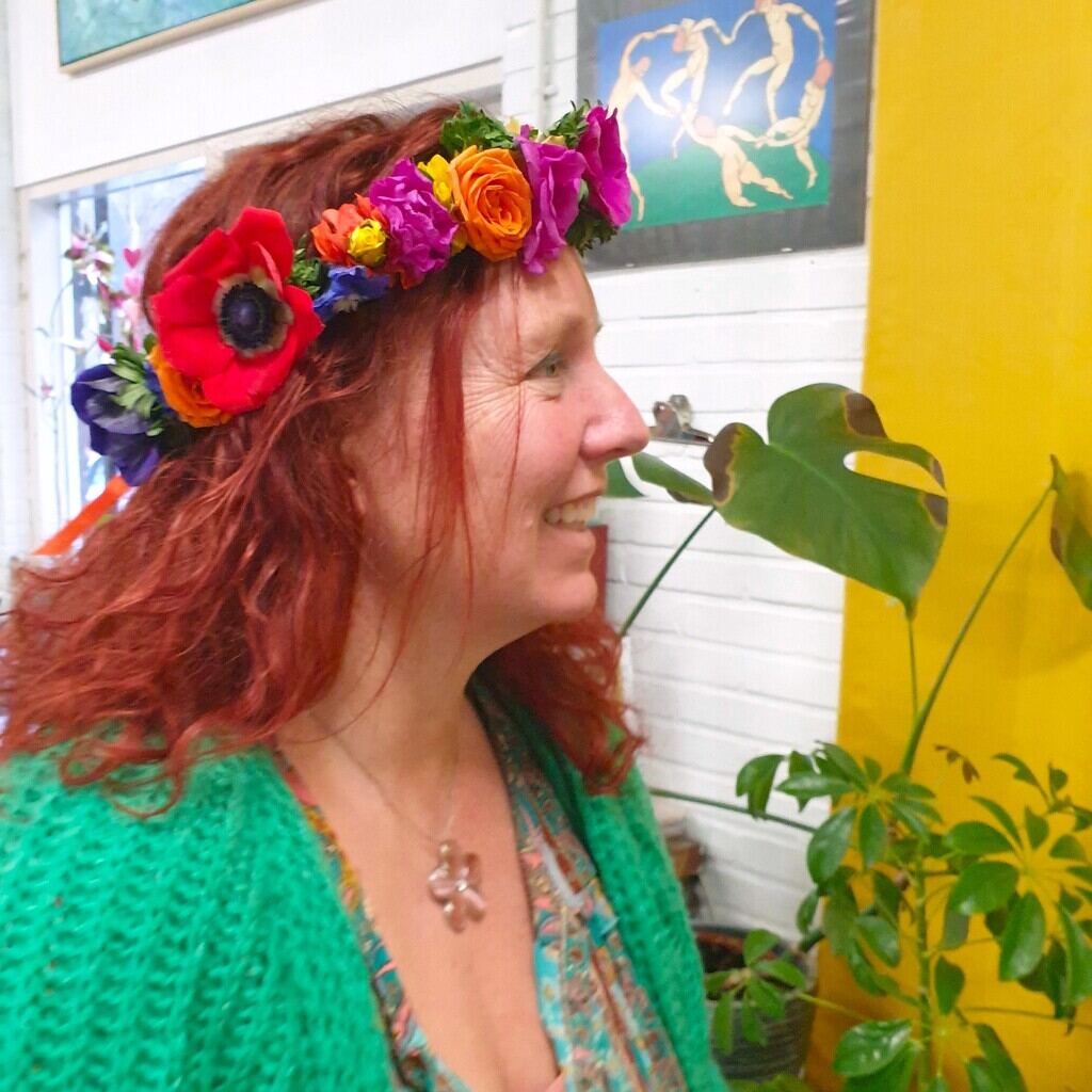 Shakti Bloemenmala Tonny Bol haarbijoux verse kleurige haarslinger gedragen door cursist stralend gezicht Het Bosatelier Nijmegen