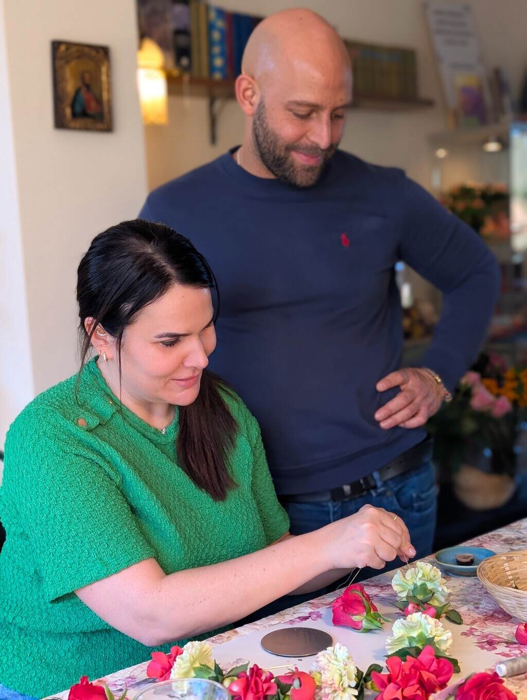 Shakti Bloemenmala Tonny Bol Shakti DUO-workshop ontspannen stel verse bloemen rijgen aan draad genieten samen regio Nijmegen