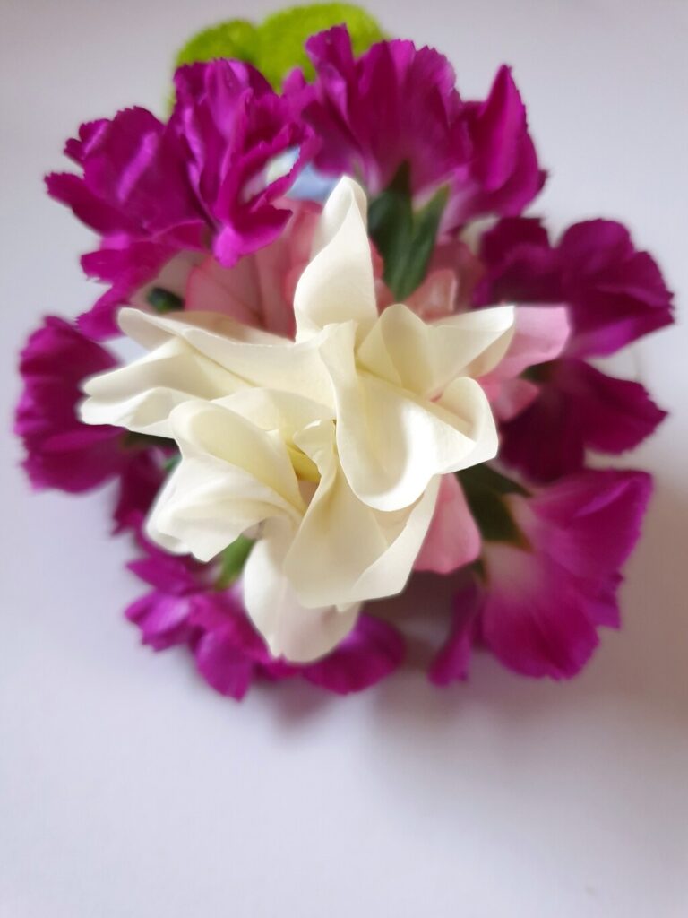 Shakti Bloemenmala Tonny Bol groene paarse witte bloemen speciale technieken vouwen rijgen bloemenslingers cursussen Nijmegen
