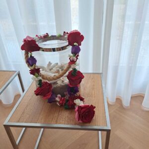Shakti Bloemenmala Tonny Bol decoratie bloemenslinger woonkamer rode rozen witte rozenblaadjes creatieve workshops cursussen Berg en Dal