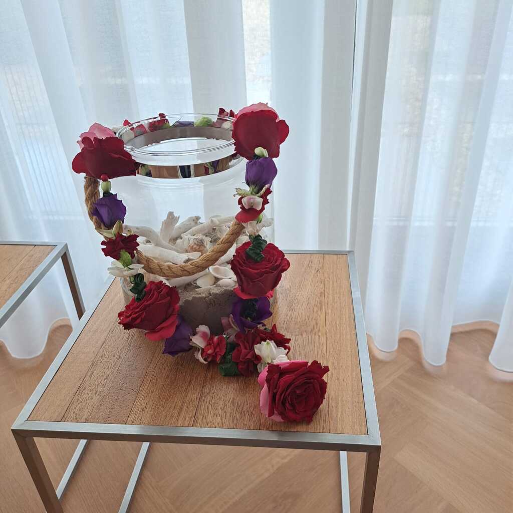 Shakti Bloemenmala Tonny Bol decoratie bloemenslinger woonkamer rode rozen witte rozenblaadjes creatieve workshops cursussen Berg en Dal