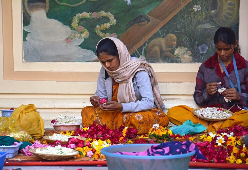 Shakti Bloemenmala Tonny Bol Indiase vrouwen rijgen bloemenkransen schalen vol kleurrijke losse bloemen Rust in je hoofd en ruimte in je hart