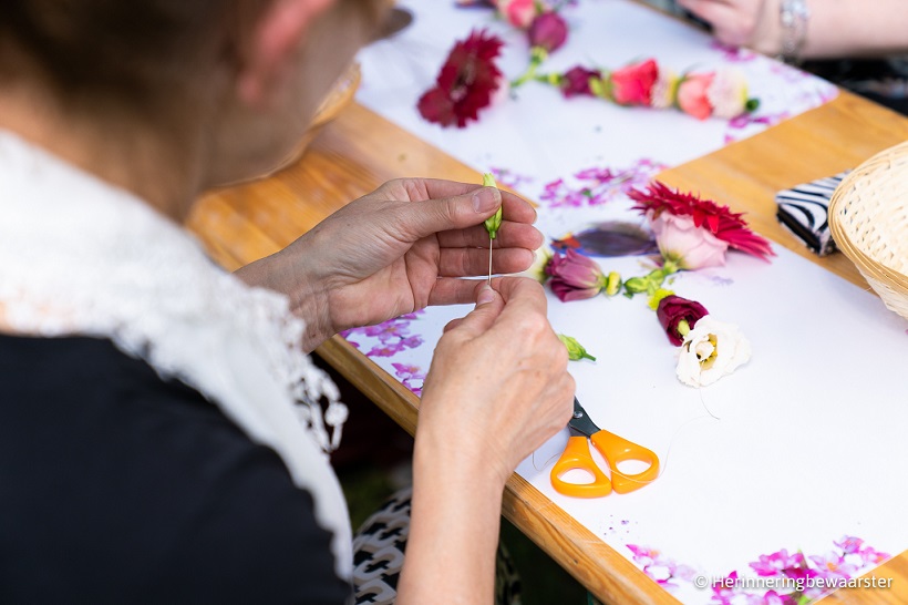 Shakti Bloemenmala Tonny Bol actie mala maken placemat naald draad schaar en bloemen in voorjaars sfeer