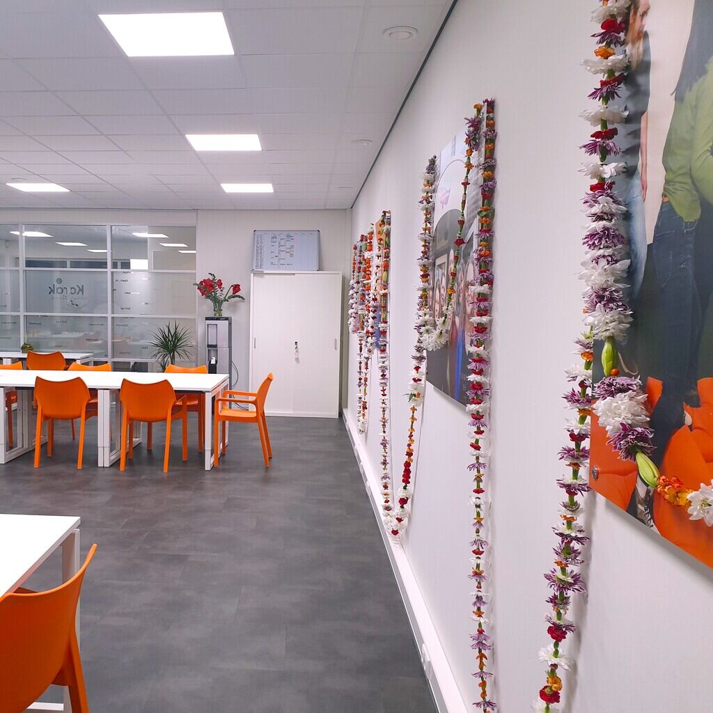 Shakti Bloemenmala Tonny Bol lange bloemenslingers 20 meter hangen ruimte schilderijen Korak Heerde speciale gelegenheid bedrijven