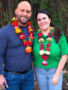 Shakti Bloemenmala Tonny Bol Shakti DUO-workshop vrolijk stel draagt bloemenkransen als ketting buiten tuin workshops regio Nijmegen
