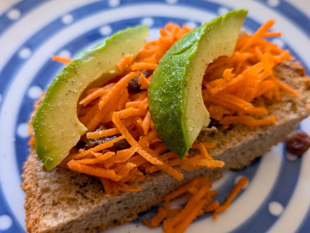 Shakti Bloemenmala Tonny Bol broodje gezond wortel avocado rozijntjes lunch opgediend workshop natuurlijke producten zelfzorg bewustwording