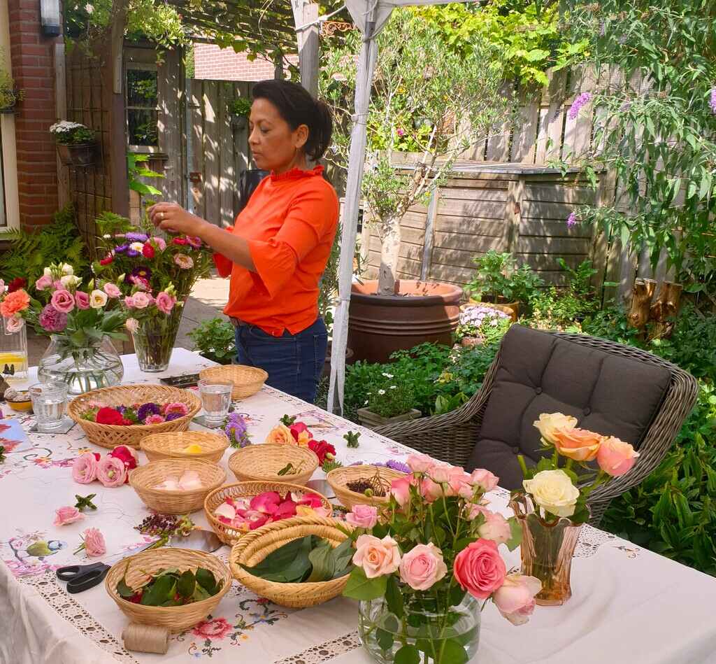Shakti Bloemenmala Tonny Bol les tuin Persoonlijk Trainings Traject Indiase ambacht verse bloemen workshops mala bloemen gefocust mindful
