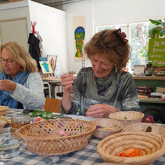 Shakti Bloemenmala Tonny Bol Bosatelier Intuïtief Traject Nijmegen bloemenworkshop creatieve cursus bloemen Intensive cursist vreugdevol