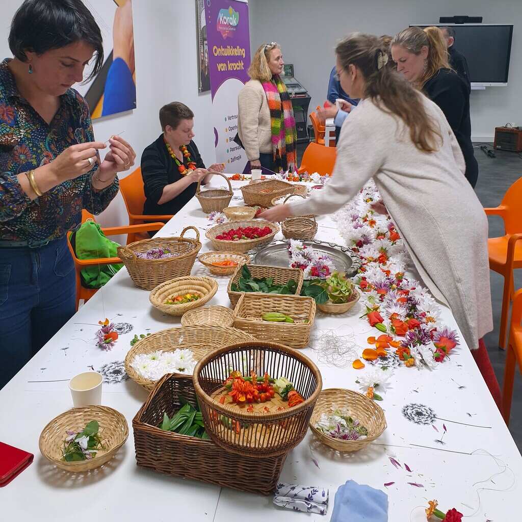 Shakti Bloemenmala Tonny Bol ceremoniële openings viering workshop bloemenslingers maken Openingsceremonie Korak Herstelacademie Heerde