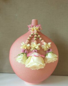 Shakti Bloemenmala Tonny Bol woonkamer romantische vaas decoratieve bijoux witte rozen workshops Nijmegen omstreken