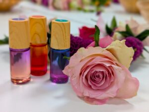 Shakti Bloemenmala Tonny Bol essentiële oliën gekleurde rollerflesjes bloemenkrans roos shakti special Shakti Flower Experience regio Nijmegen