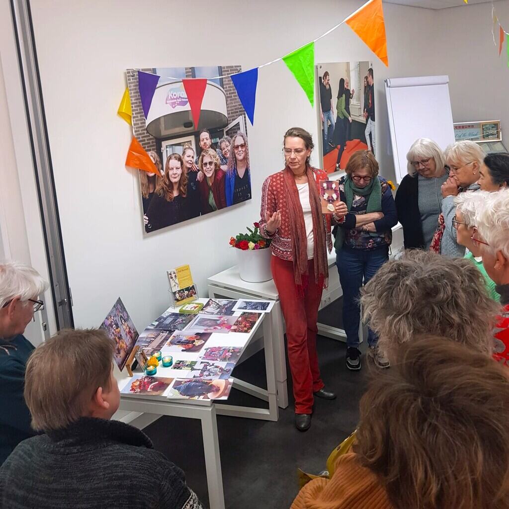 Shakti Bloemenmala Tonny Bol speciale workshop bloemenslingers maken eenjarig jubileum Korak Herstelacademie Heerde Tonny illustreert groep