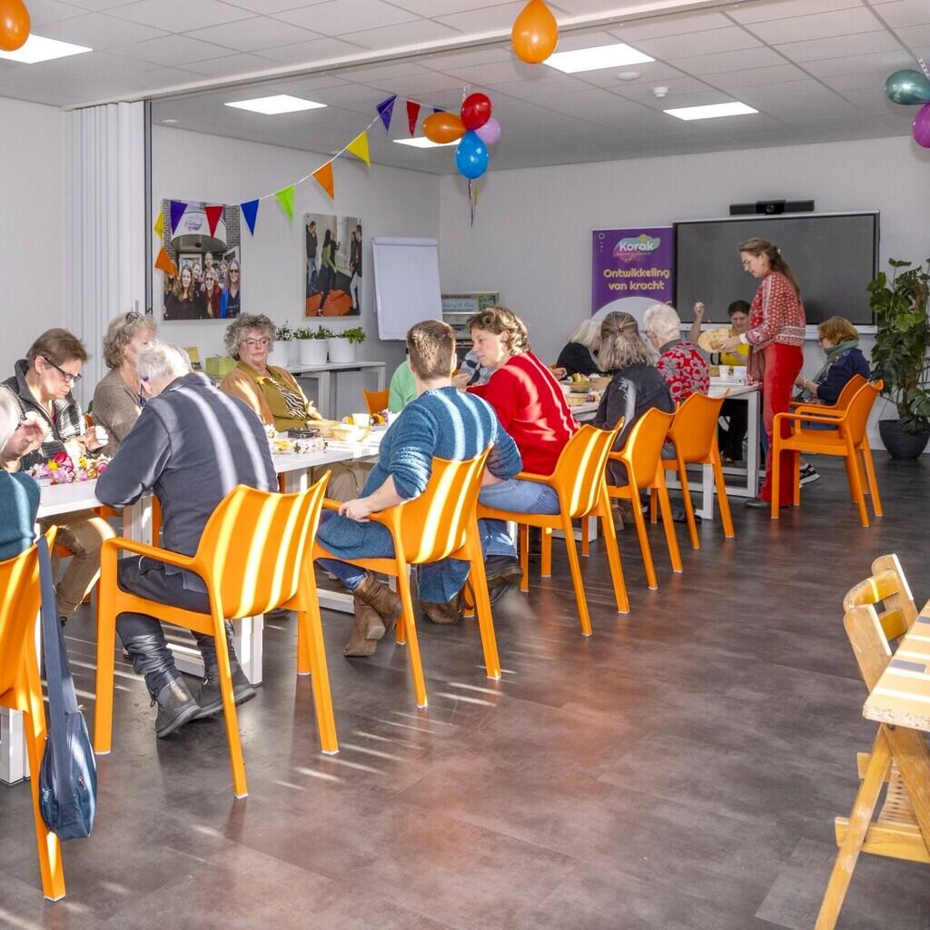 Shakti Bloemenmala Tonny Bol speciale workshop bloemenslingers maken eenjarig jubileum Korak Herstelacademie Heerde grote groep deelnemers