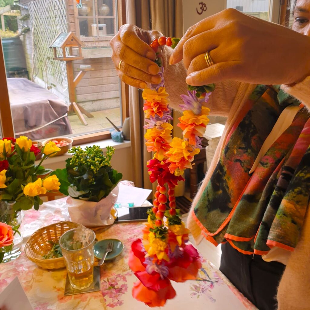 Shakti Bloemenmala Tonny Bol workshop Persoonlijk Trainings Traject bij Nijmegen gevorderde cursist toont exclusieve bijoux rozenblaadjes