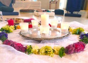 Shakti Bloemenmala Tonny Bol ceremonieslinger chakrakleuren verse bloemen brandende kaarsen decoratieve schaal bestelling retraite dag Nijmegen