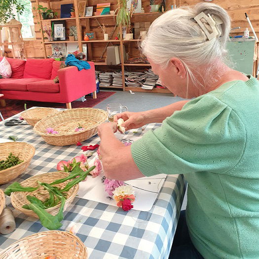 Shakti Bloemenmala Tonny Bol Bosatelier Intuïtief Traject Nijmegen bloemenworkshop creatieve cursus bloemen Intensive cursist inspirerend