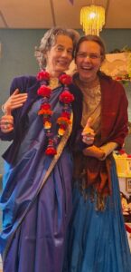 Shakti bloemenmala Tonny Bol presentatie tempel Amsterdam bloemenketting speciale viering felle paarse rose bloemen bestelling Nijmegen