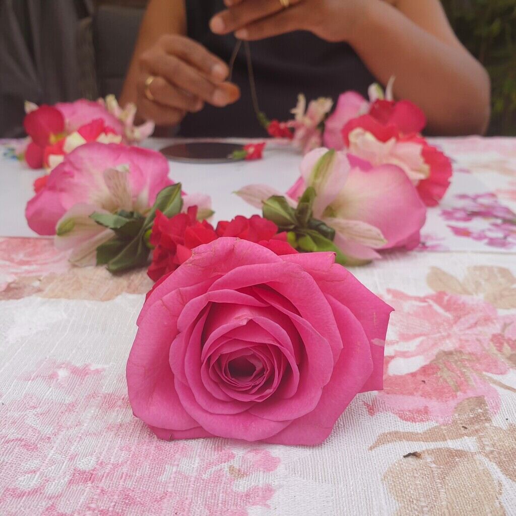 Shakti Bloemenmala Tonny Bol workshop actie cursist naald draad rozen Indiase bloemenslinger verse bloemen