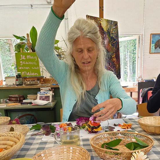 Shakti Bloemenmala Tonny Bol bloemenworkshop creatieve bloemen Intensive cursus cursist meditatieve ontspanning regio Nijmegen