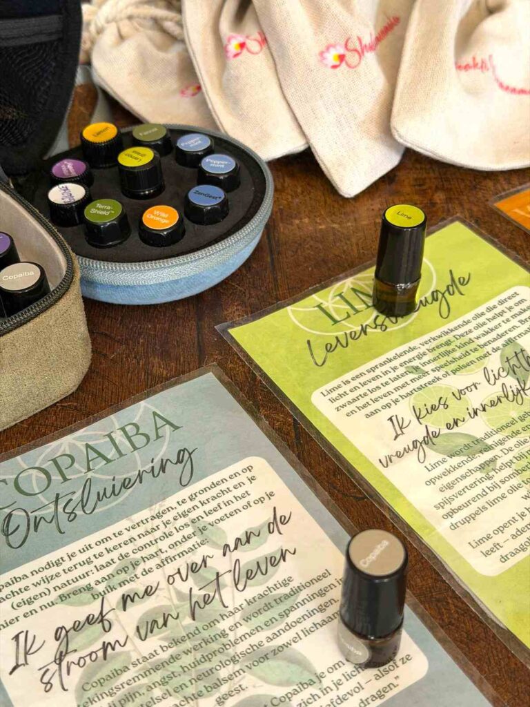 Shakti Bloemenmala Tonny Bol essentiële oliemonsters flesjes met etiketten informatieve gekleurde kaarten zakjes met opdruk Shakti Bloemenmala