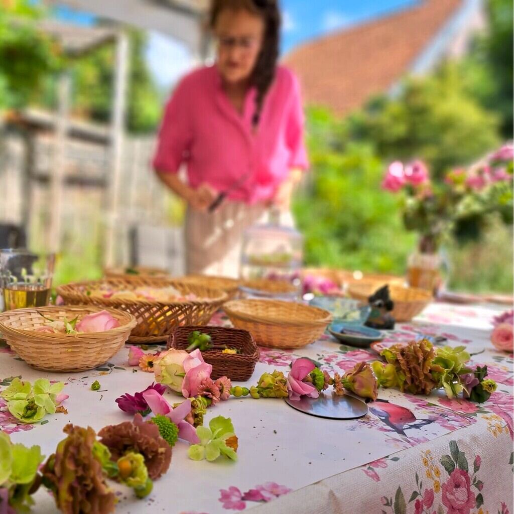 Shakti Bloemenmala Tonny Bol bloemenslingers maken actie placemat zomerse tafel buiten cursist workshop Shakti Summer Day Berg en Dal