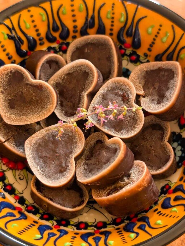 Shakti Bloemenmala Tonny Bol decoratief gekeurd schaaltje met hartjes chocolade tulsi manjari eigenbereid lekkernij essentiële olie