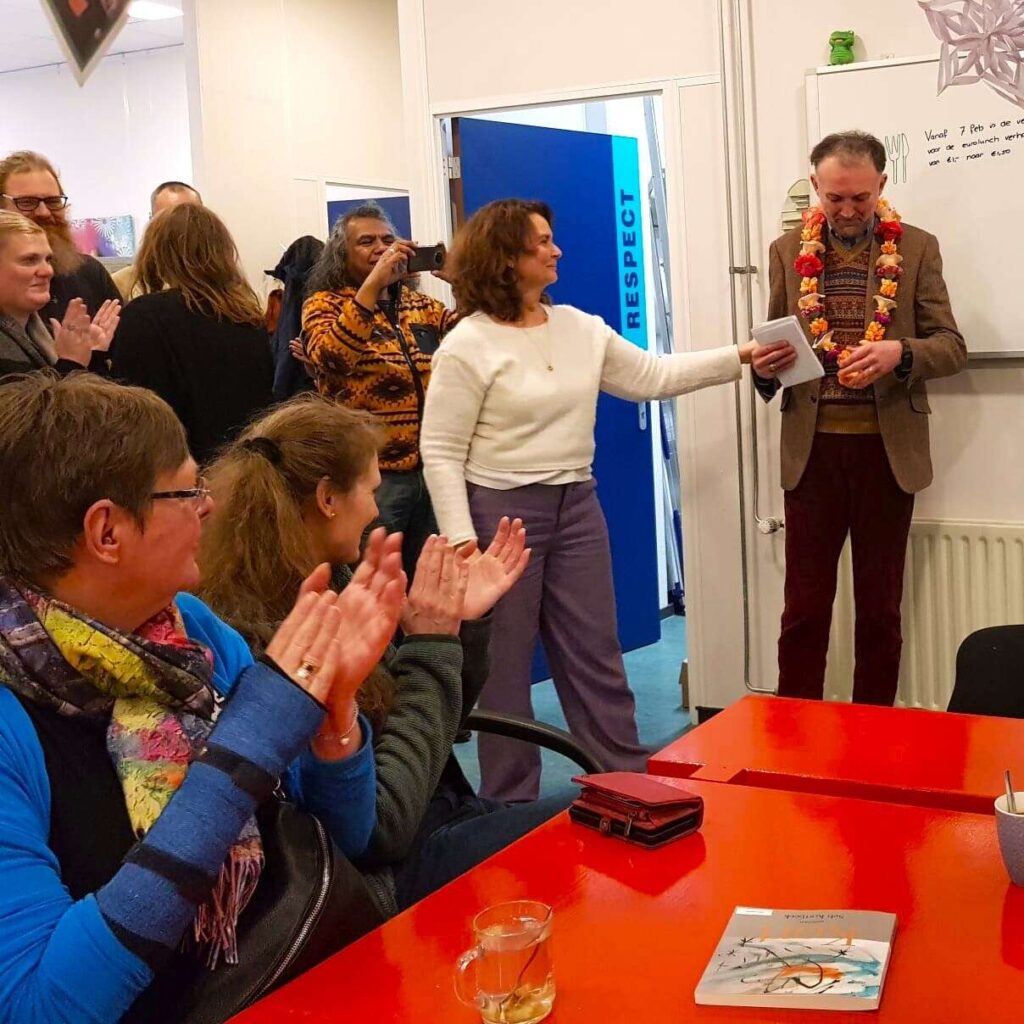 Shakti Bloemenmala Tonny Bol bloemenkrans afscheidsceremonie oprichter omgehangen Korak groep bezoekers medewerkers Herstelacademie Apeldoorn