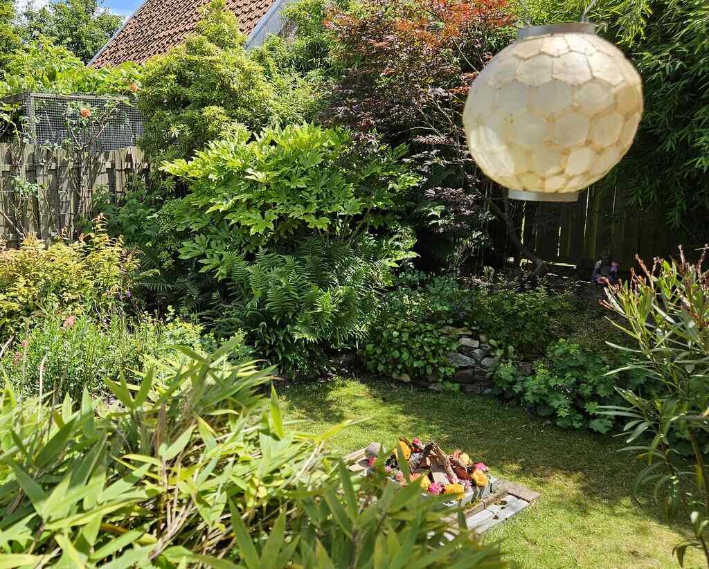 Shakti Bloemenmala Tonny Bol groene tuin ceremoniële bloemenslinger yagya vuurofferingsritueel huwelijksceremonie Hindoestaanse bruiloft Nijmegen