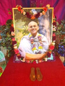 Shakti Bloemenmala Tonny Bol gedenkmala bloemenslinger verse rijkelijk gedecoreerde bloemenversiering portret gedenkviering Vyasa puja Radhadesh