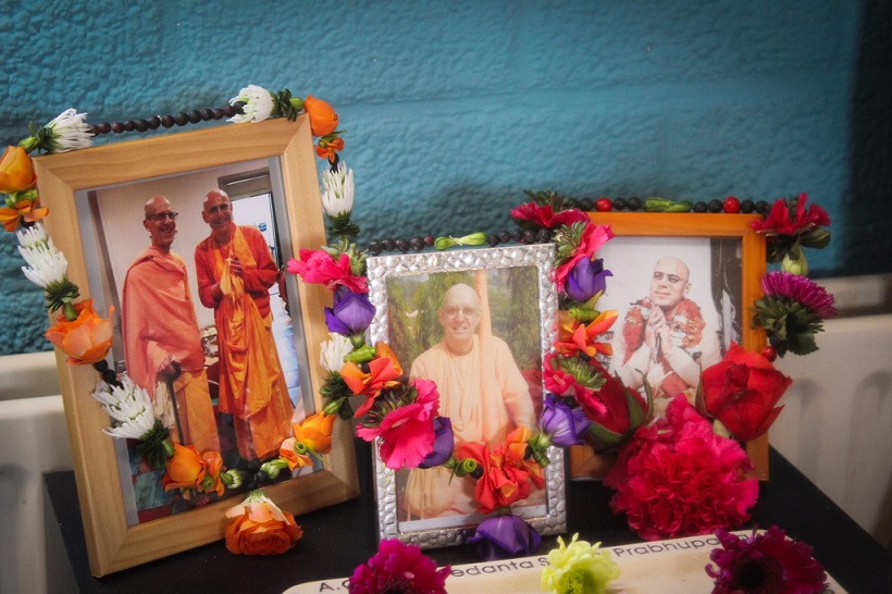 Shakti Bloemenmala, Tonny Bol, spiritueel leraren met bloemenmala om fotolijstjes