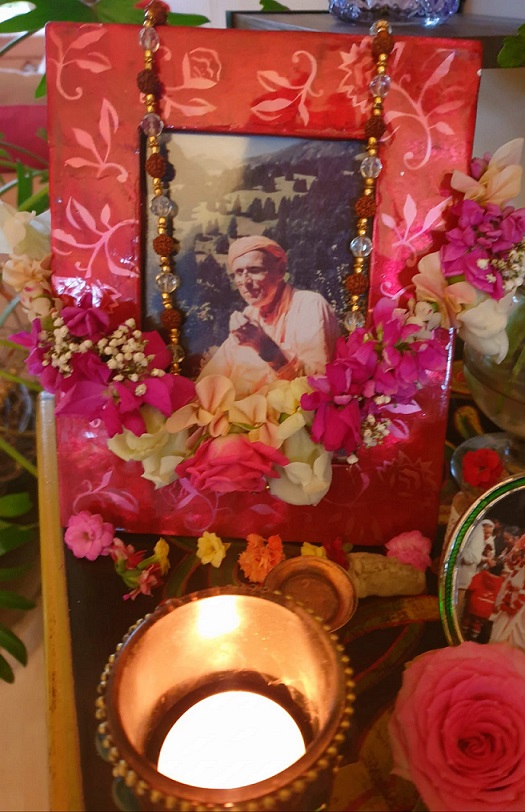 Shakti Bloemenmala Tonny Bol guru maharaj rose witte bloemen bijoux rood fotolijstje brandend waxinelichtje.