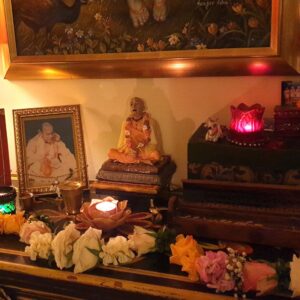 Shakti Bloemenmala Tonny Bol altaar zachte kleurrijke ceremoniële bloemenslinger rozen wit geel roze sfeervol devotioneel spiritueel