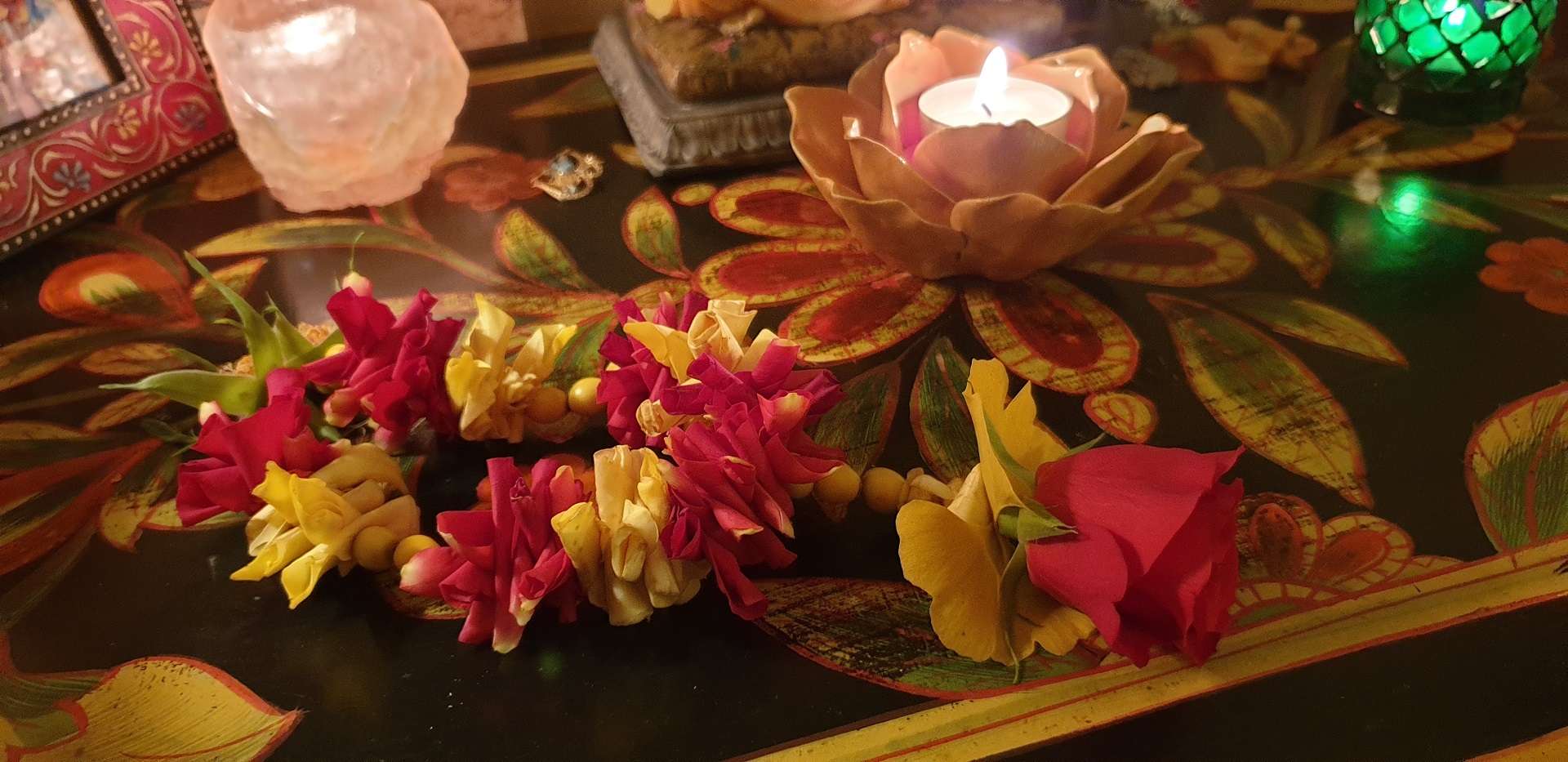 Shakti bloemenmala's Tonny Bol altaar liggend mini mala blaadjes techniek rood en geel