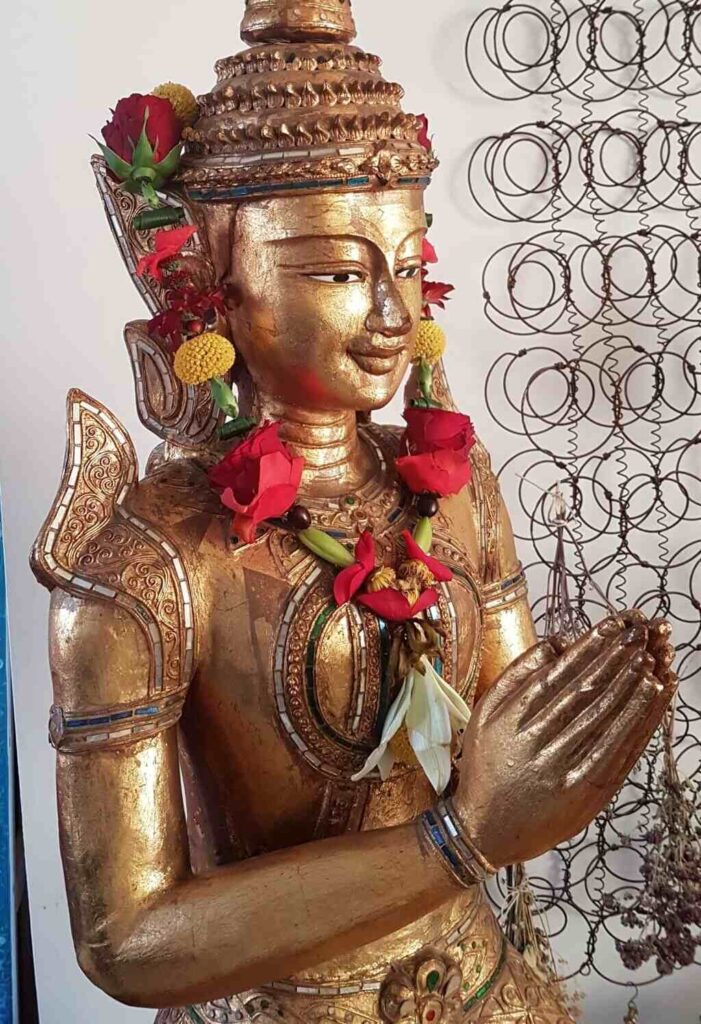 Shakti Bloemenmala Tonny Bol boeddha beeld exclusieve bloemenketting bhakti yoga mediatieve Shakti workshop bij Intuïtief Traject